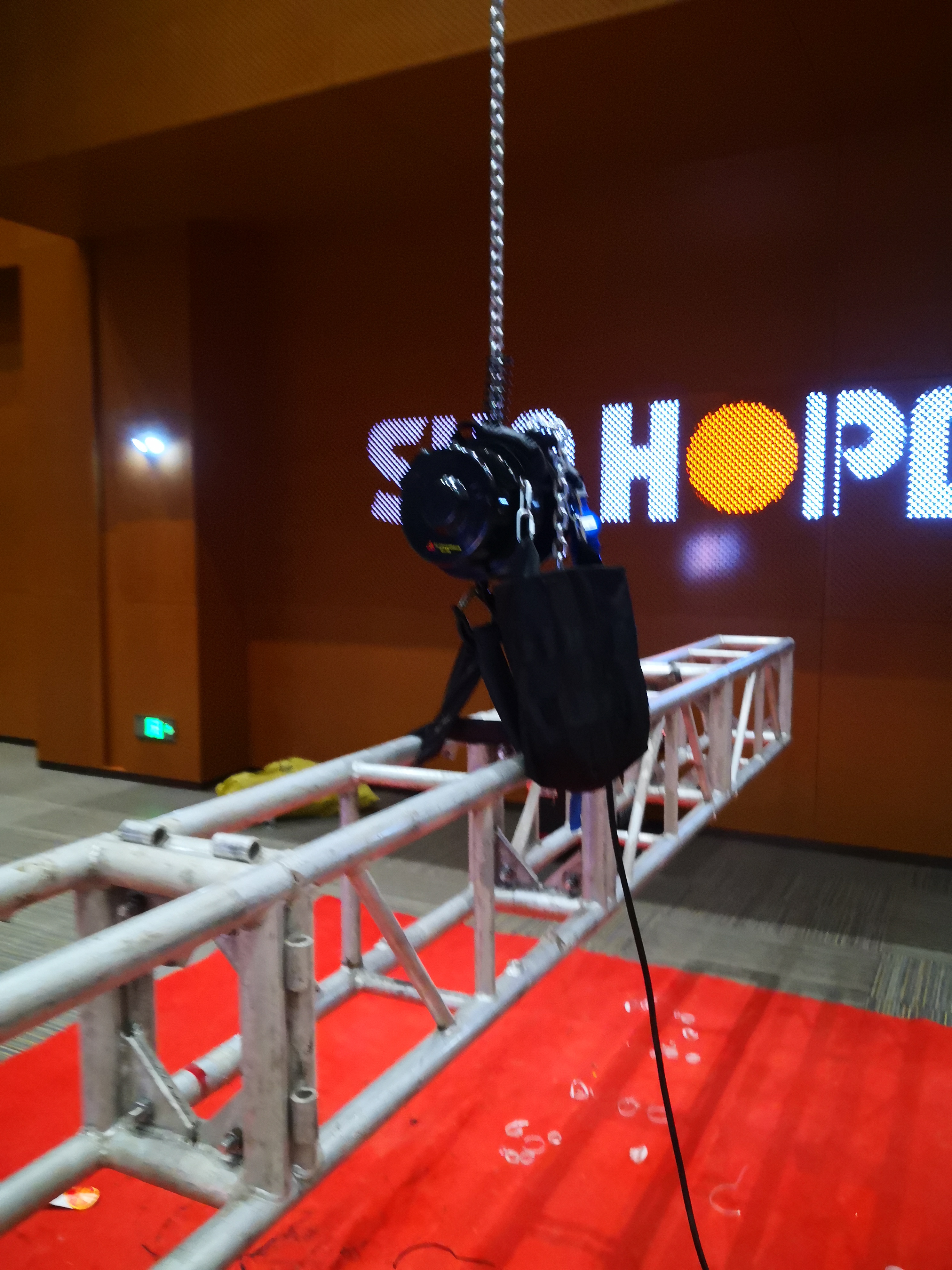 Precautions before operating the electric hoist on stage