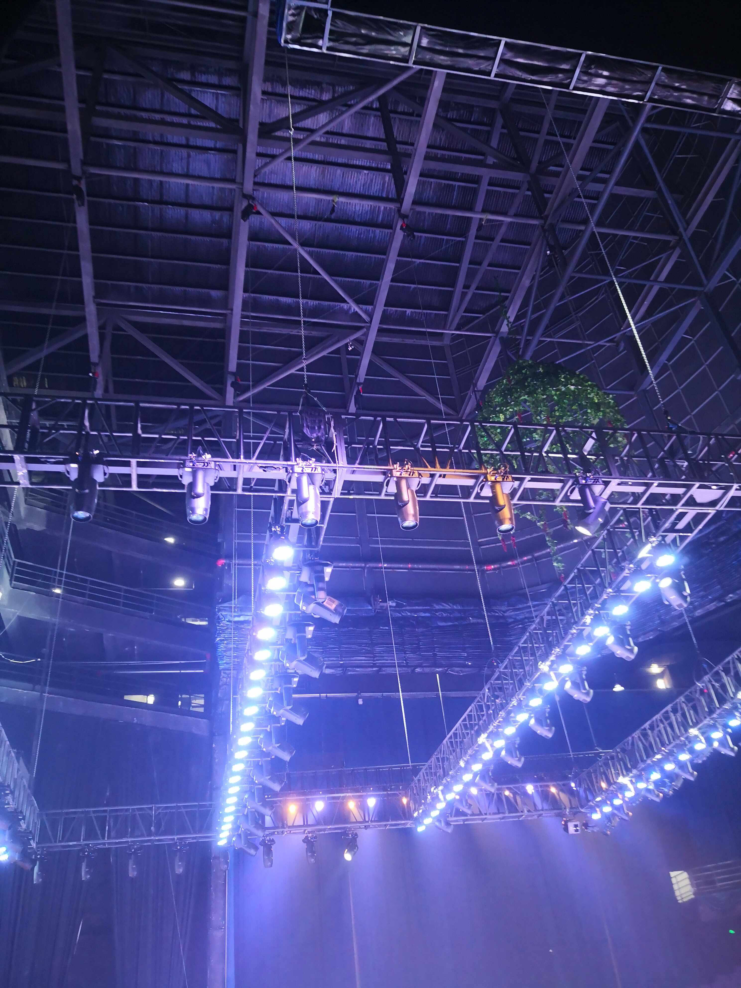 How to use electric hoists on stage to cause chain corrosion