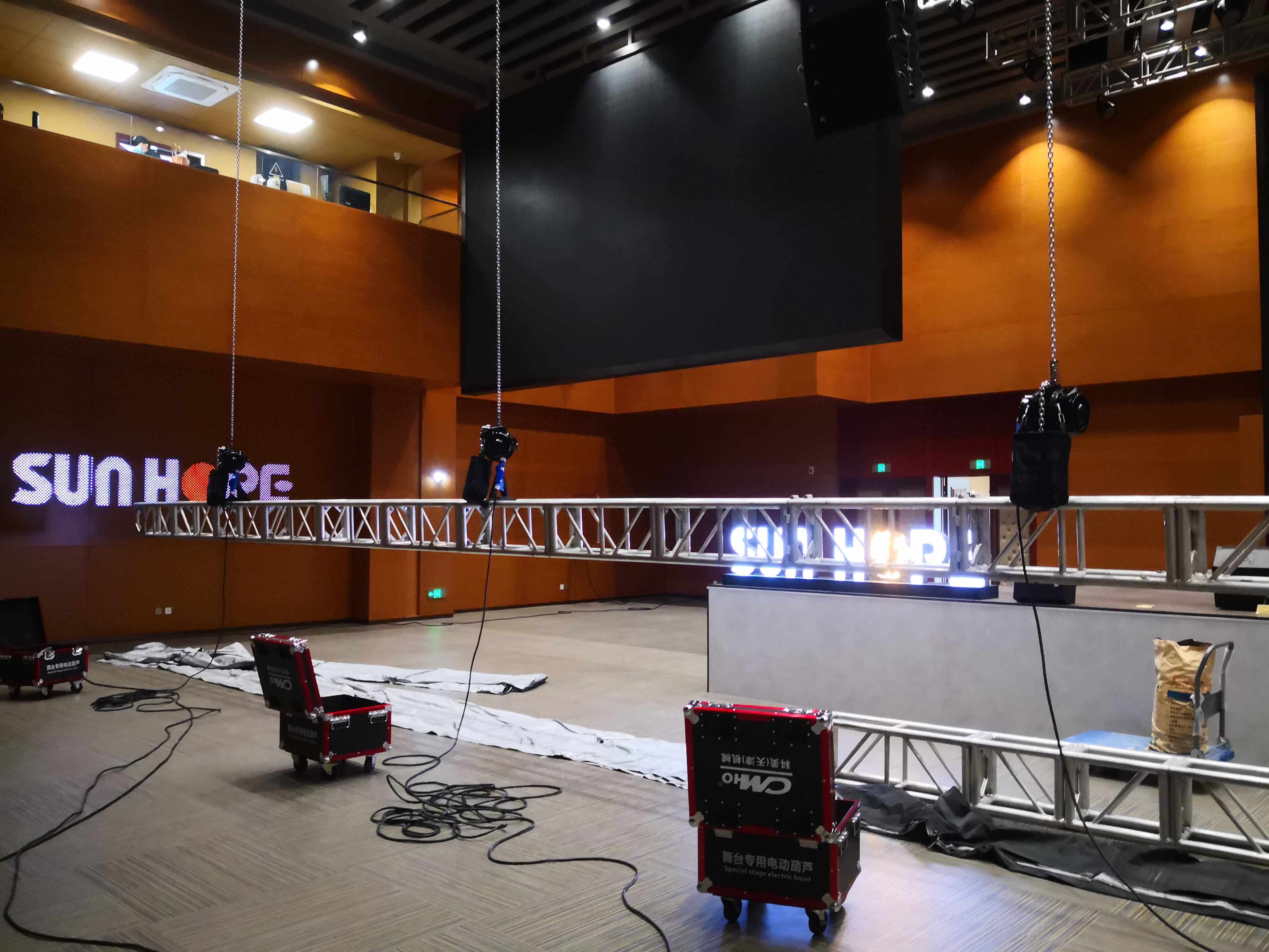Can the stage hand chain hoist still be used due to severe wear and tear